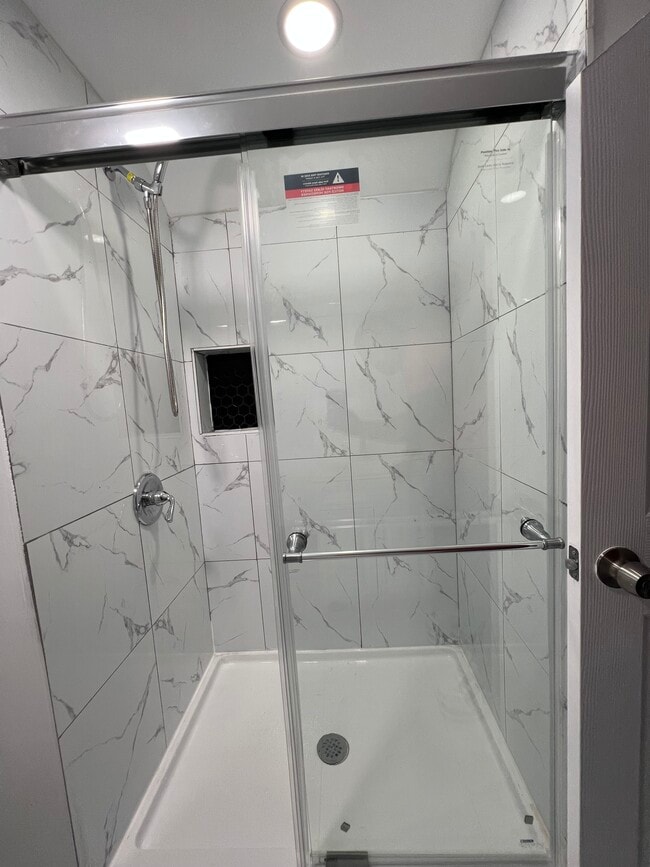 1341 E 2nd St, Unit New Studio apartment in Plainfield, NJ - Foto de edificio - Building Photo