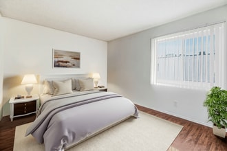 Blue North in Reseda, CA - Foto de edificio - Building Photo