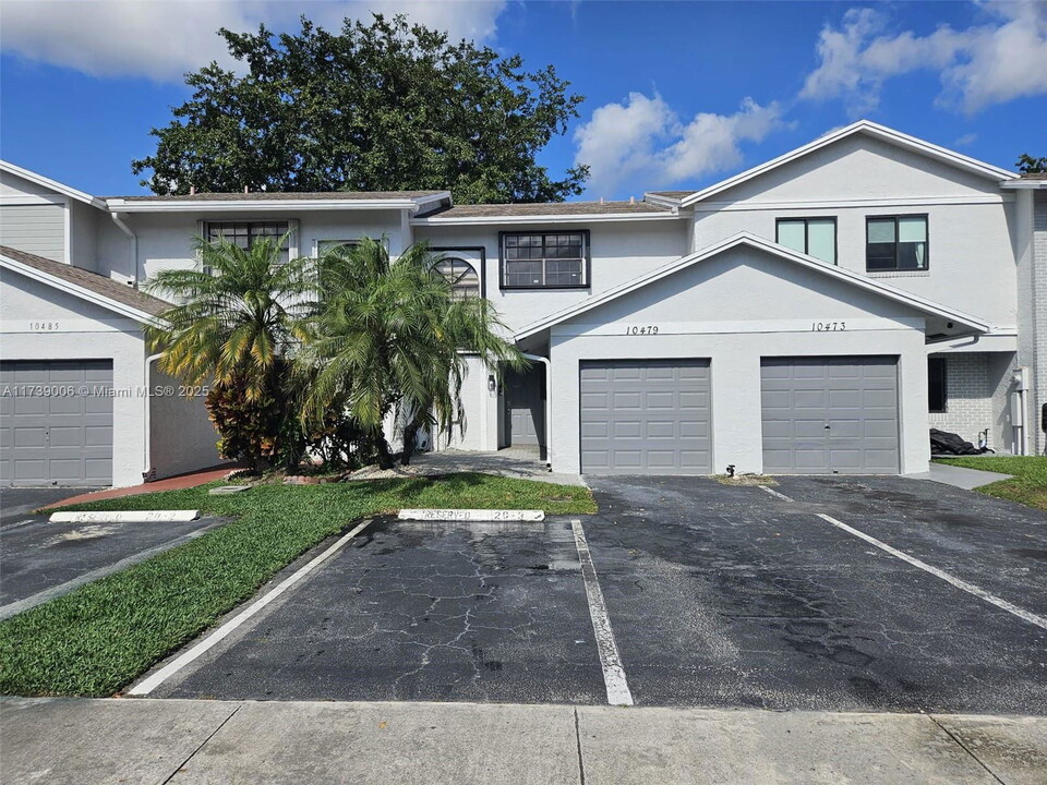 10479 NW 3rd St in Pembroke Pines, FL - Building Photo