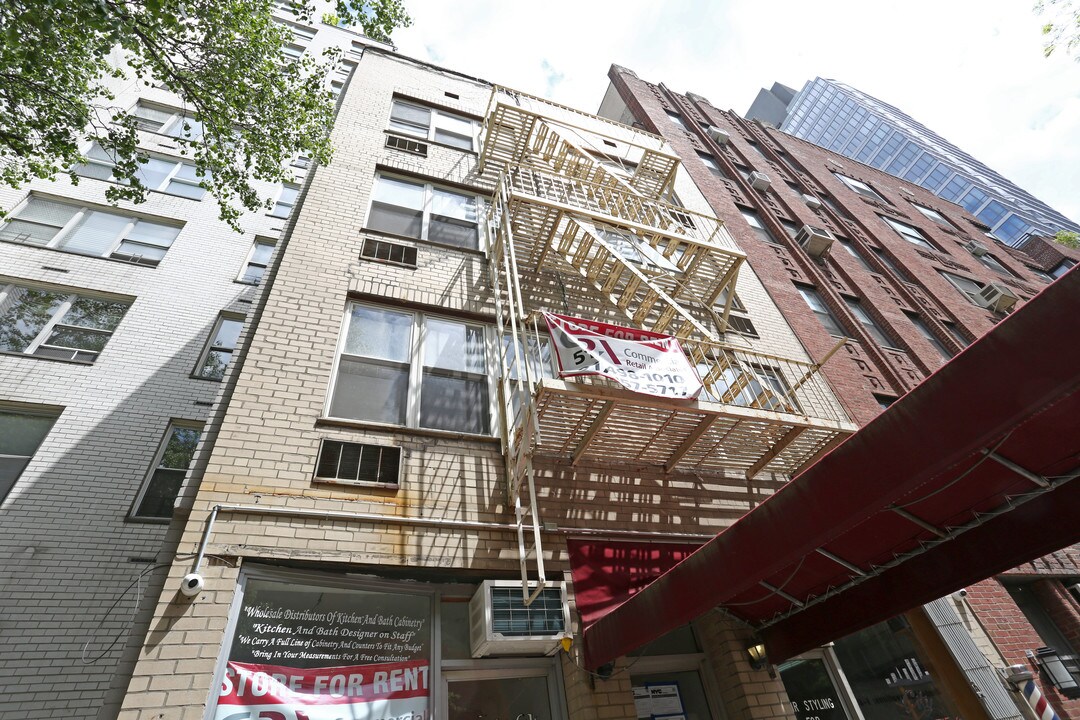 223 E 74th St in New York, NY - Building Photo