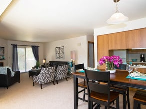 Minges Creek Village in Battle Creek, MI - Foto de edificio - Building Photo