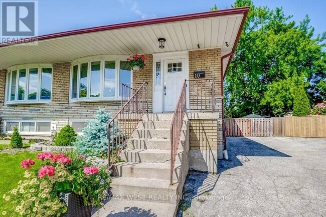 property at 10 Rima Ct