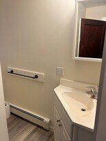 400 Washington Ave, Unit upstairs in Rensselaer, NY - Building Photo