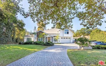 5225 Topeka Dr in Los Angeles, CA - Building Photo - Building Photo