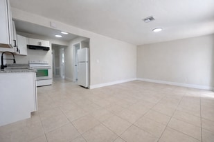 704-708-708 Karlov St in Ft. Myers, FL - Building Photo