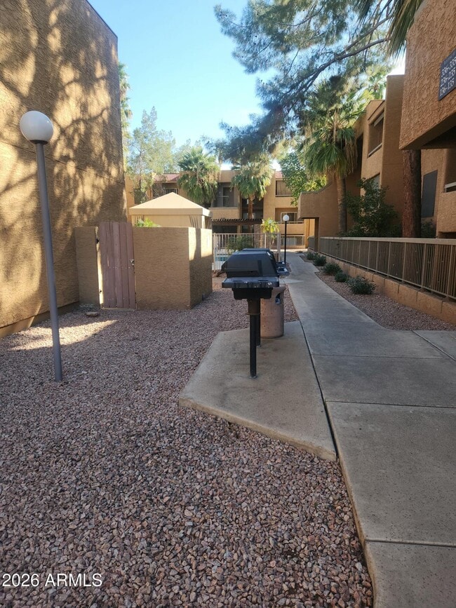 2625 E Indian School Rd in Phoenix, AZ - Building Photo - Building Photo