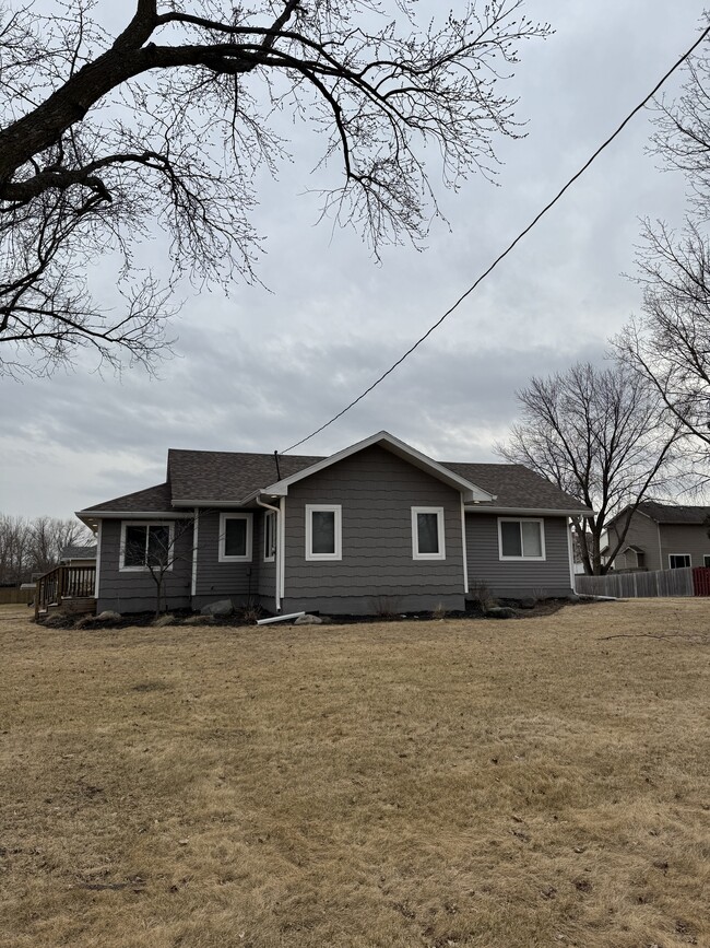 609 Davis St in Polk City, IA - Building Photo - Building Photo