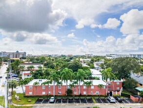 Sea Breeze II Condominiums in Fort Lauderdale, FL - Building Photo - Building Photo