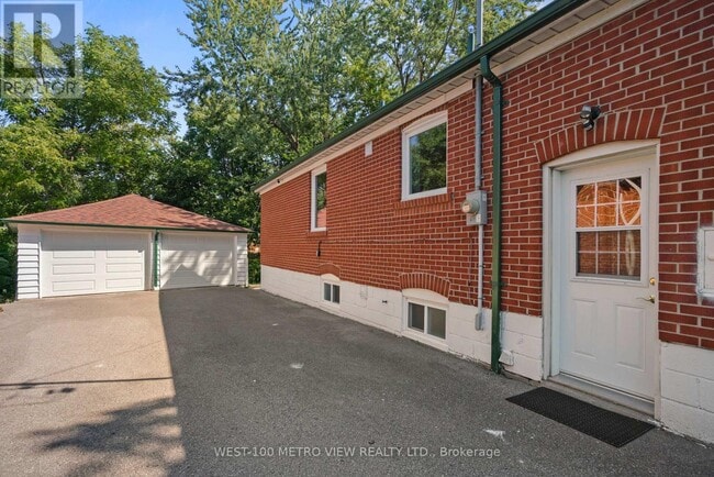 property at 31 Rossford Rd