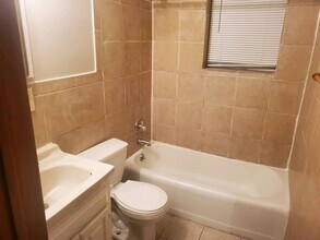 2637 Stillwater Rd E in Maplewood, MN - Foto de edificio - Building Photo