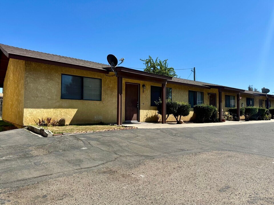 404 E Newlove Dr in Santa Maria, CA - Foto de edificio