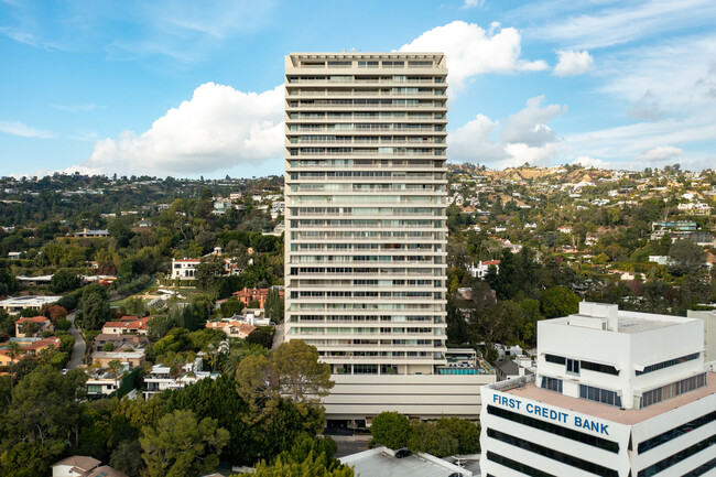 Sierra Towers in West Hollywood, CA - Building Photo - Building Photo