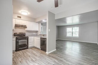 Foxfire Apartment Homes in Denton, TX - Foto de edificio - Building Photo