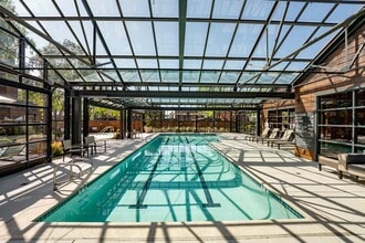 Indian Creek in Redwood City, CA - Foto de edificio - Building Photo