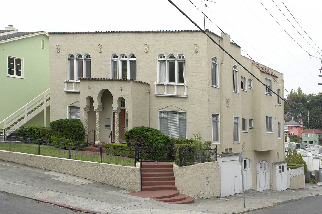 897 Walker Ave in Oakland, CA - Building Photo