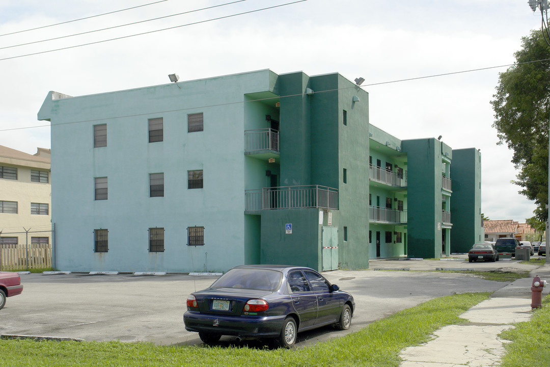 Paradise Properties in Hialeah, FL - Foto de edificio