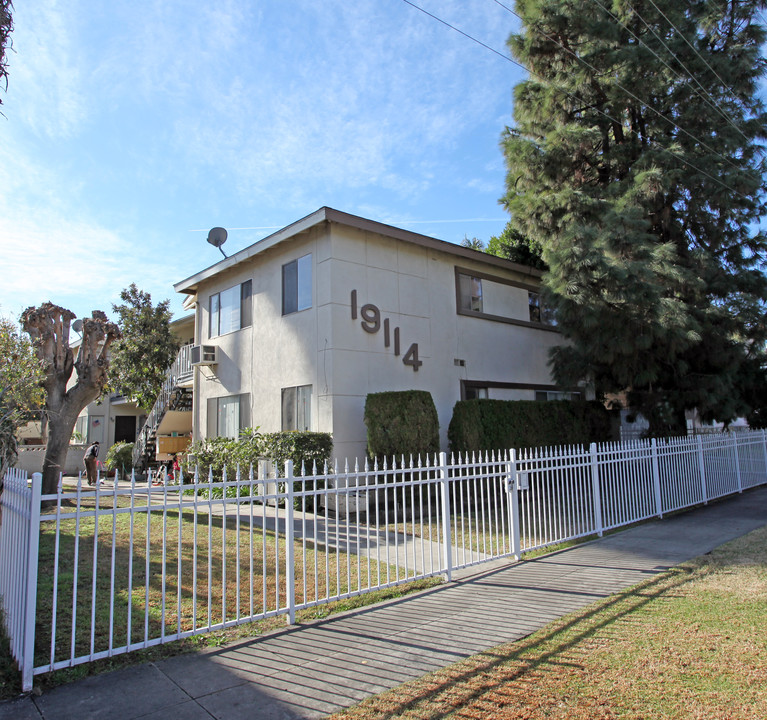 19114 Sherman Way in Reseda, CA - Foto de edificio