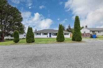 285 SE Quaker St in Oak Harbor, WA - Building Photo - Building Photo