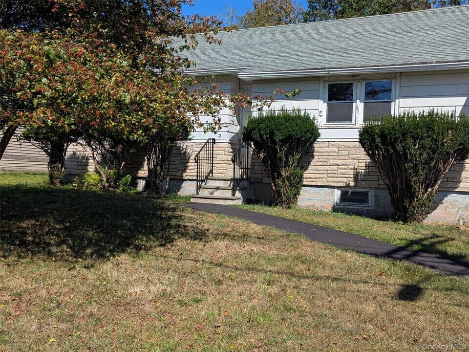 21 Hillside Ave in Woodbourne, NY - Building Photo