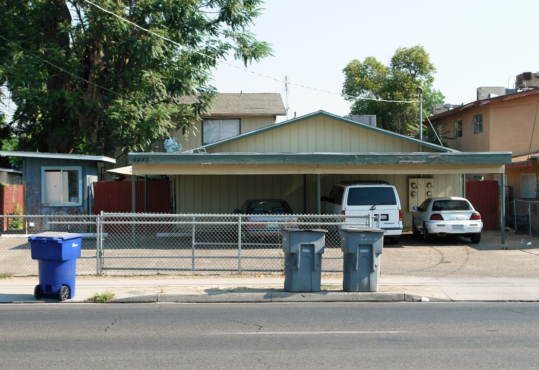 4443 E Olive Ave in Fresno, CA - Foto de edificio