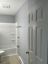 85 Riverview Pl, Unit 85D riverview place in Southbridge, MA - Building Photo