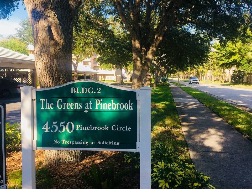 4550 Pinebrook Cir, Unit 605 in Bradenton, FL - Foto de edificio