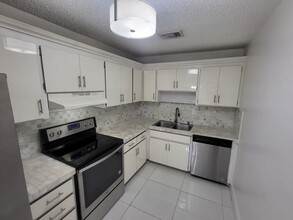22125 SW 103rd Ct in Cutler Bay, FL - Foto de edificio - Building Photo