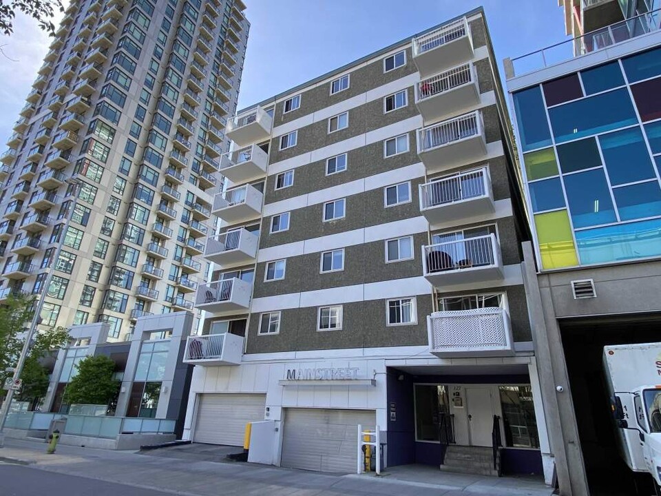 Amantea Tower in Calgary, AB - Building Photo