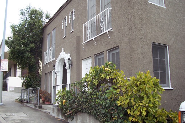 1754 N La Brea Ave in Los Angeles, CA - Foto de edificio - Building Photo