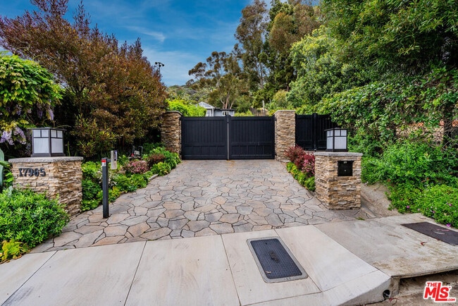 17965 Surfview Ln in Los Angeles, CA - Building Photo - Building Photo
