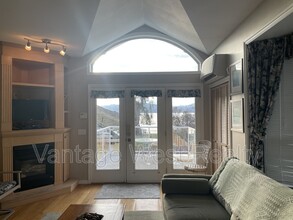 958 Manhattan Dr in Kelowna, BC - Building Photo - Building Photo