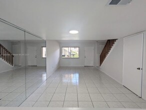 431 NW 82nd Ave in Miami, FL - Foto de edificio - Building Photo