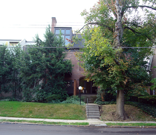 5922 Howe St in Pittsburgh, PA - Foto de edificio - Building Photo