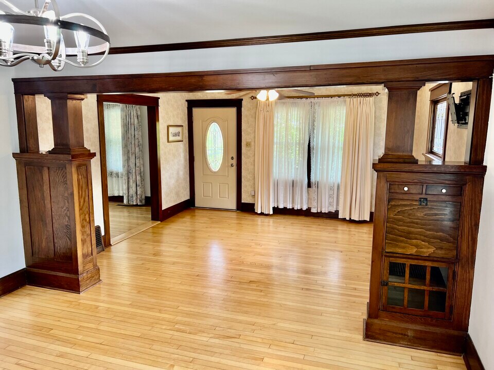 W61N413 Washington Ave in Cedarburg, WI - Building Photo