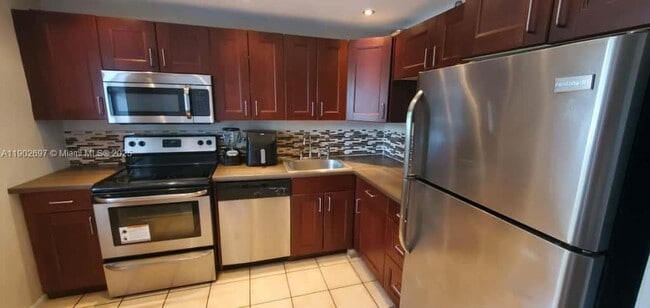 8331 Sands Point Blvd in Tamarac, FL - Building Photo - Building Photo