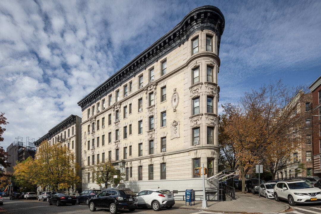 492 Convent Ave in New York, NY - Building Photo