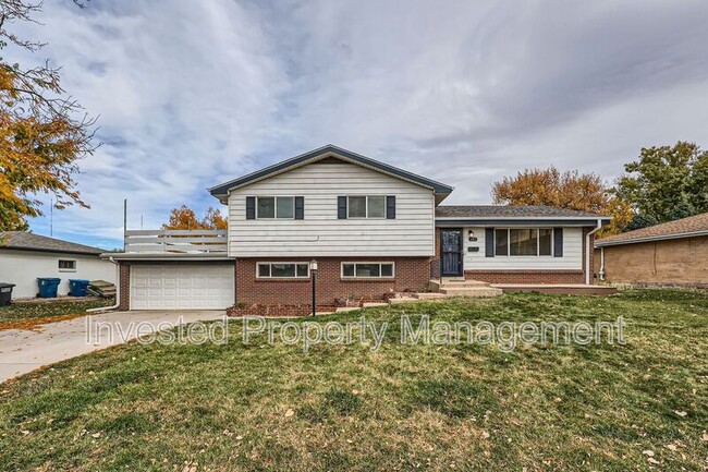 501 E Panama Dr in Centennial, CO - Foto de edificio - Building Photo