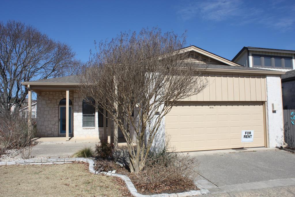 1816 Woodstone Dr in Kerrville, TX - Building Photo