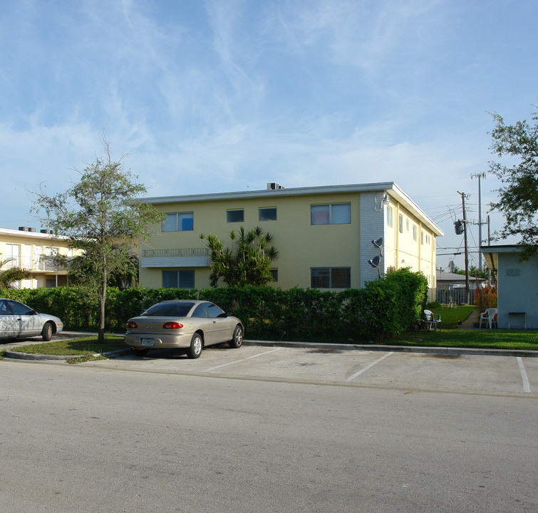 1951 NE 167th St in North Miami Beach, FL - Foto de edificio