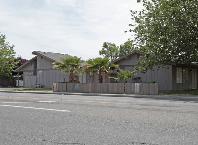 1207-1233 Malio Dr in Clovis, CA - Building Photo - Building Photo