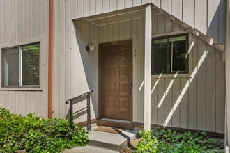 301 N Greeley Ave in Chappaqua, NY - Building Photo - Building Photo