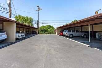 Foothill Terrace in Monrovia, CA - Foto de edificio - Building Photo