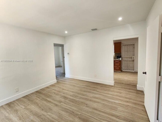 2754 SW 34th Ave in Miami, FL - Building Photo - Building Photo