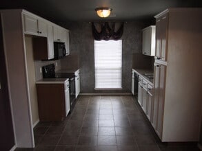 925 Switzerland Ave in Yukon, OK - Foto de edificio - Building Photo