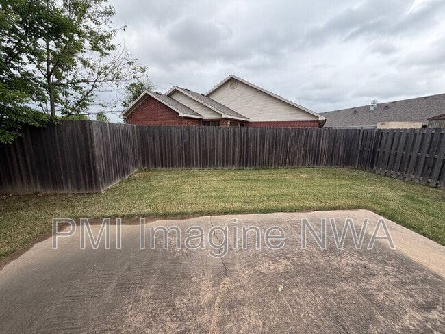 88 E Cydnee St in Fayetteville, AR - Foto de edificio - Building Photo
