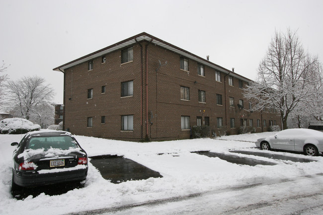 6721 Maple Ln in Westmont, IL - Foto de edificio - Building Photo