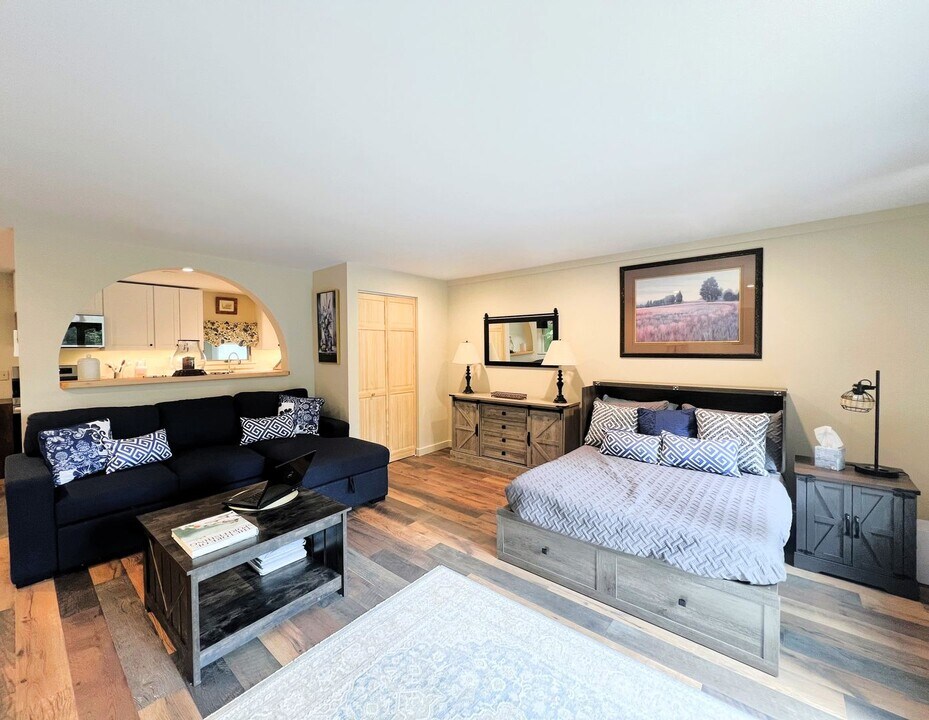 18 Morgan St in Lenox, MA - Building Photo