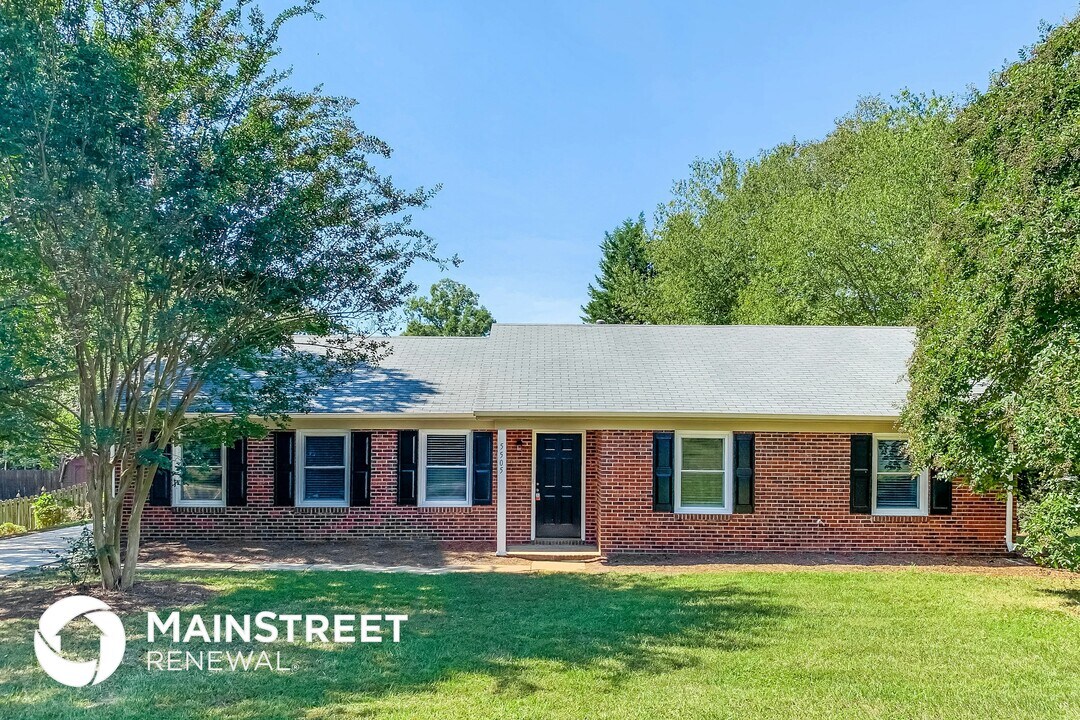 5505 Crabapple Ct in Greensboro, NC - Foto de edificio