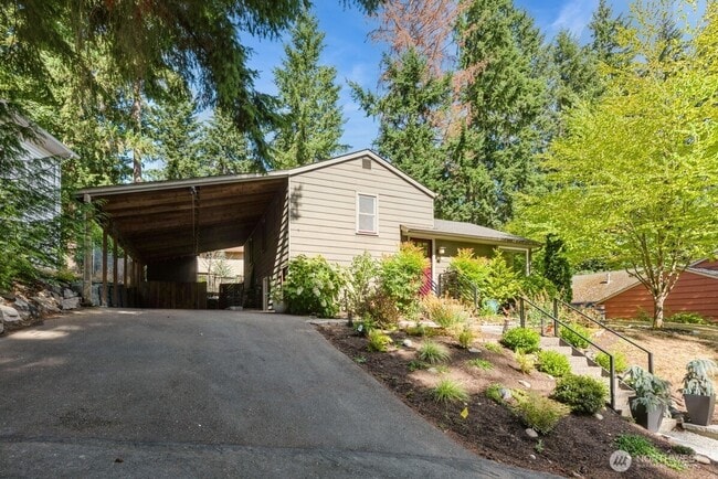 19726 Forest Park Dr NE in Shoreline, WA - Building Photo - Building Photo