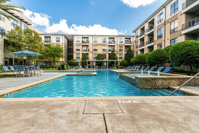 Caroline on Voss in Houston, TX - Foto de edificio - Building Photo